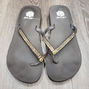 Women size 6 brown flip flops.